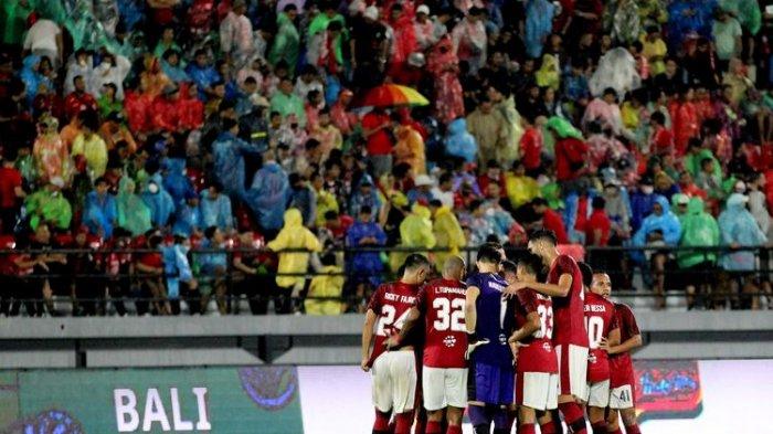 Pemain Bali United berdoa bersama bersiap melawan Kedah Darul Aman FC saat laga babak penyisihan Grup G AFC Cup 2022 yang berakhir dengen skor 2-0 di Stadion Kapten I Wayan Dipta Gianyar, Bali, Jumat (24/6/2022) malam.