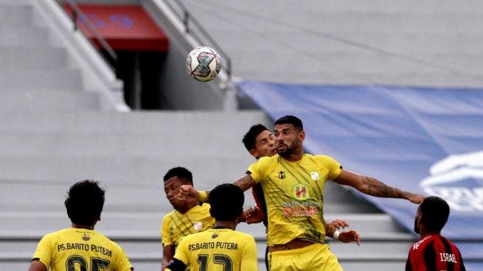 Pemain Barito Putera Renan Alves duel bola udara dengan pemain Persipura Jayapura pada pertandingan pekan 25 Liga 1 2021-2022 yang berakhir dengan skor 3-0 di Stadion Kapten I Wayan Dipta Gianyar, Senin (14/2/2022) sore.