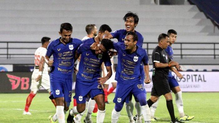 Pemain PSIS Semarang seusai menjebol gawang Persija Jakarta, pada pertandingan pekan 18 Liga 1 2021-2022 yang berakhir dengan skor 1-2 di Stadion Kapten I Wayan Dipta Gianyar, Bali, Kamis (6/1/2021) malam.