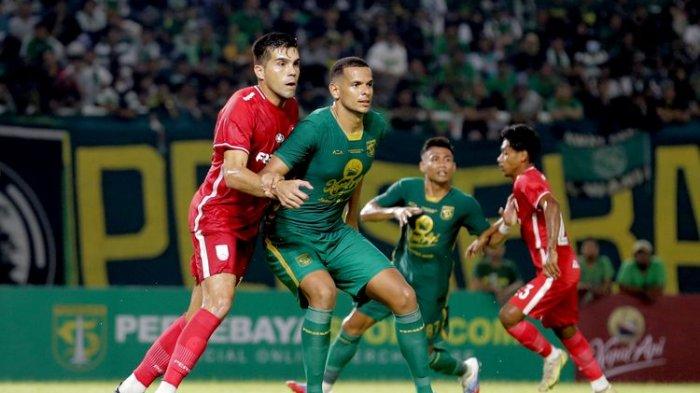 Pemain Persebaya Surabaya Leo lelis dijaga ketat pemain Persis Solo Fabiano Beltrame saat uji coba dalam rangka ulang tahun Kota Surabaya yang ke 729 yang berakhir dengan skor 1-2 di Stadion Gelora Bung Tomo Surabaya, Minggu (22/5/2022) sore.