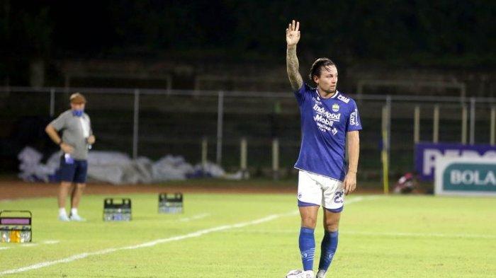 Pemain Persib Bandung Marc Klok bersiap melakukan tendangan saat pertandingan melawan Persita Tangerang pada pekan 18 Liga 1 2021-2022 yang berakhir dengan skor 1-0 di Stadion I Gusti Ngurah Rai Denpasar, Bali, Jumat (7/1/2021) malam.