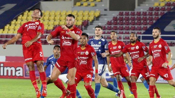 Pemain Persija Jakarta Marko Simic bersiap menyambut tendangan pojok saat melawan Persib bandung pada pertandingan pekan 12 Liga 1 2021-2022 yang berakhir dengan skor 0-1 di Stadion Manahan, Solo, Sabtu (20/11/2021) malam.