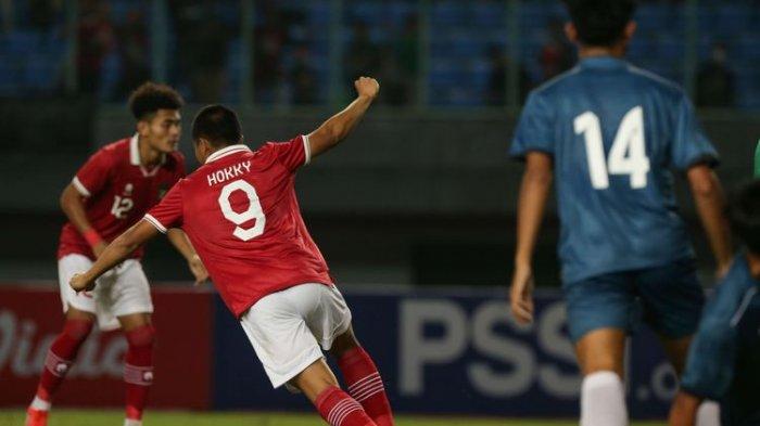 Pemain timnas U19 Indonesia Hokky Caraka melakukan selebrasi usai membobol gawang Brunei Darus pada laga lanjutan Grup A Piala AFF U19 2022 yang digelar di Stadion Patriot Candrabhaga, Bekasi, Senin (4/7/2022). Indonesia unggul 7-0 atas Brunei