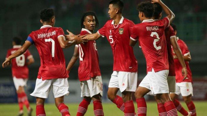 Pemain timnas U19 Indonesia melakukan selebrasi usai membobol gawang Brunei pada laga lanjutan Grup A Piala AFF U19 2022 yang digelar di Stadion Patriot Candrabhaga, Bekasi, Senin (4/7/2022). Indonesia unggul 7-0 atas Brunei
