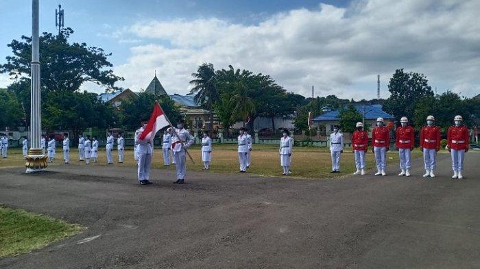 71 anggota Paskibraka Majene saat dikukuhkan di Lapangan Pendopo, Kelurahan Pangali-Ali, Kecamatan Banggae, Kabupaten Majene, Minggu (15/8/2021) sore.