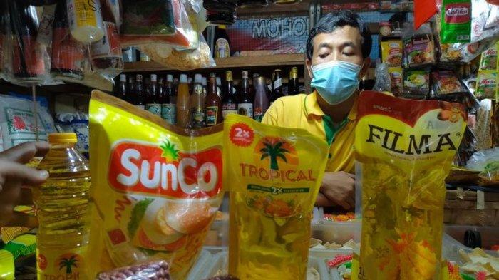 Penjual minyak goreng di Pasar Koja Baru, Jakarta Utara saat menjelaskan kenaikan harga minyak goreng pada Rabu (1/12/2021).
