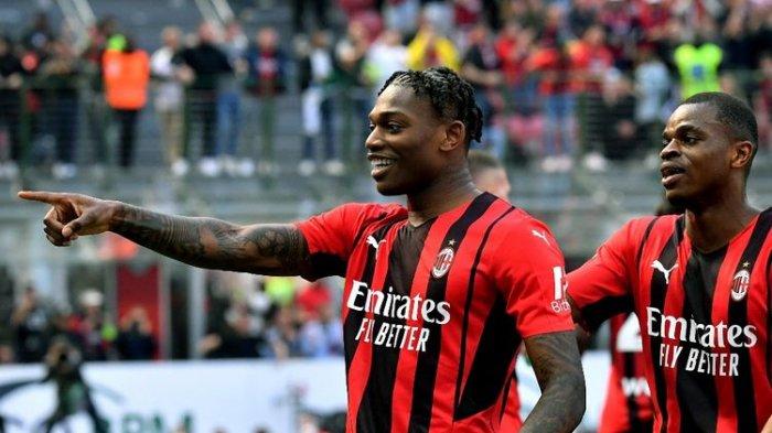 Penyerang AC Milan, Rafael Leao, merayakan gol ke gawang Fiorentina dalam Laga Liga Italia 2021-2022 di Stadion San Siro, Minggu 1 Mei 2022.