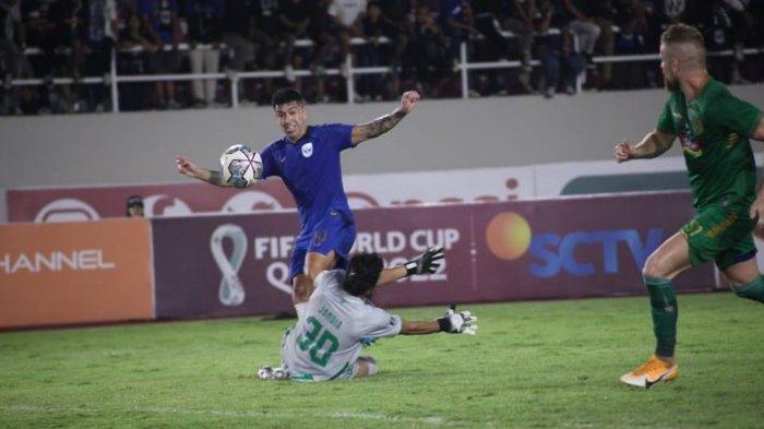 Penyerang PSIS Semarang, Jonathan Cantillana, mencetak gol ke gawang PSS Sleman dalam pertandingan penyisihan grup Puala Presiden 2022 di Stadion Manahan, Solo, Jumat (24/6/2022). Tegaskan diri sebgai juara Grup A Piala Presiden 2022 dan melaju ke babak perempat final.