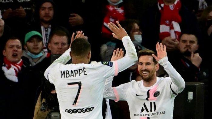 Penyerang Paris Saint-Germain Lionel Messi usai mencetak gol ke gawang Lille pada pekan ke-23 Liga Perancis, musim 2021-2022.
