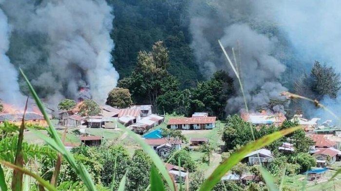 KKB Lamek Taplo membakar fasilitas umum di Kiwirok, Pegunungan Bintang, Papua.