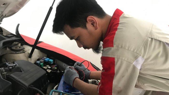 Teknisi Kalla Toyota sedang melakukan perbaikan kendaraan pelanggan di bengkel Kalla Toyota. Kalla Toyota menghadirkan program Cuan (Service Untung dan Aman). Program ini diberikan kepada pelanggan setia Kalla Toyota yang melakukan servis berkala 6 bulan dengan tambahan penggantian part.