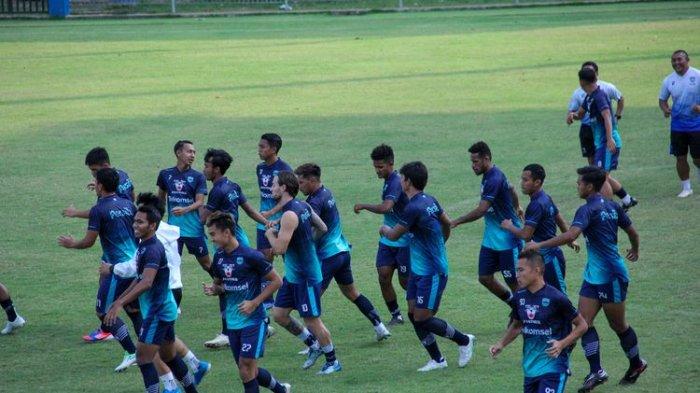 Persib Bandung dalam latihan pramusim menyambut kick off Liga 1 2022-2023 di Stadion Persib, Sidolig, Bandung.
