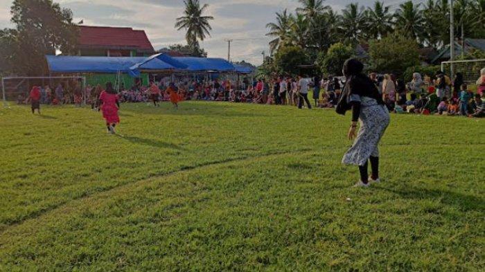 Pertandingan sepakbola mini, emak-emak memakai daster di lapangan Desa Dakka, Kecamatan Tapango, Kabupaten Polman, Sabtu (26/3/2022).