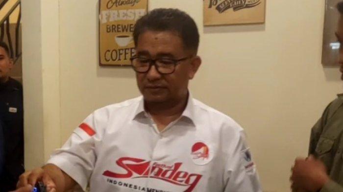 Pj Gubernur Akmal malik berdiskusi dengan aktivitas mahasiswa di Bangi Kopi, Jl Yos Sudarso, Kelurahan Binanga, Mamuju, Sulbar, Minggu (28/8/2022).