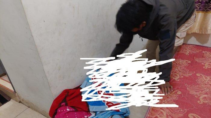 Polisi evakuasi jenazah KW (57) disalah satu wisma di Topoyo, Mamuju Tengah.
