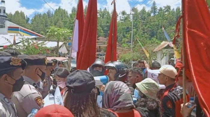 Puluhan Mahasiswa bersitegang dengan aparat keamanan saat gelar unjuk rasa peringati HUT ke-20 Kabupaten Mamasa, Jumat (
11/3/2022).