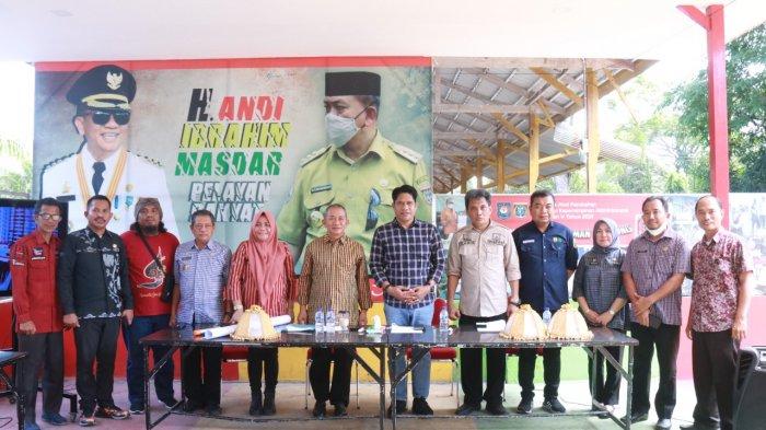 Rapat persiapan Festival Sandeq Race 2022 di Taman Harmonis Kantor Bupati Polman, Kamis, (23/6/2022). Rapat mebahas rute Sandeq Race 2022 dan tanggal pelaksanaan.