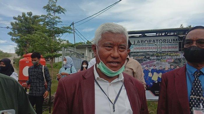Rektor Unsulbar, Akhsan Djalaluddin saat diwawancara usai peninjauan di Laboratorium ICT Unsulbar, Selasa (17/5/2022) siang.