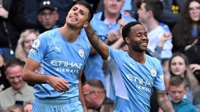 Rodri (kiri) merayakan golnya bersama Raheem Sterling (kanan) pada laga pekan ke-36 Liga Inggris yang mempertemukan Man City vs Newcastle United di Stadion Etihad, Minggu (8/5/2022) malam WIB.