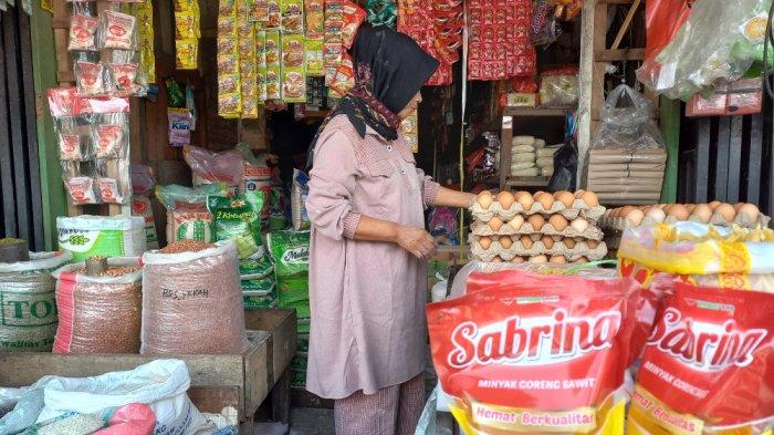 Salah satu lapak dagang di Pasar Baru Mamuju yang masih menjual minyak goreng, Selasa (1/2/2022). (Fahrun)