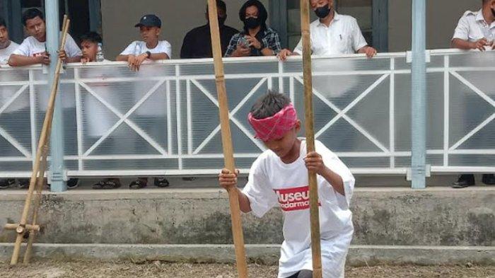 Salah satu peserta tengah bermain egrang di Lomba Permainan Tradisional Festival Kota Tua Majene, Rabu (11/5/2022).