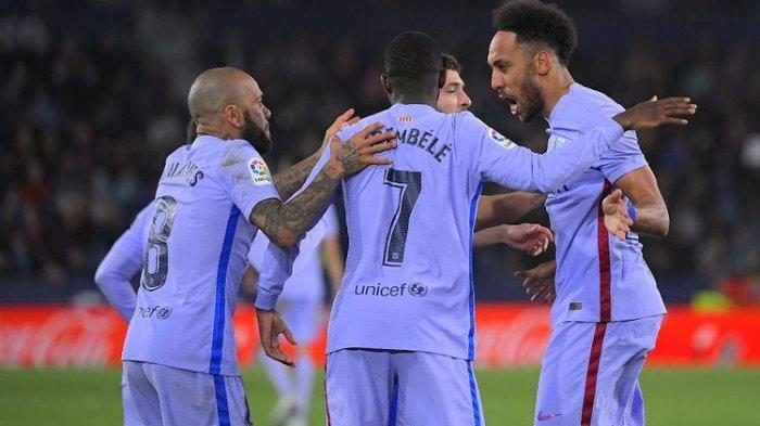 Striker Barcelona Pierre-Emerick Aubameyang (kanan) merayakan gol pertama timnya dalam pertandingan Laliga Spanyol antara Levante vs Barcelona di Stadion Ciutat de Valencia di Valencia pada 10 April 2022.