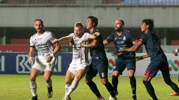 Suasana perebutan bola antara pemain Arema FC dengan personel Bali United dalam laga Liga 1 2021-2022 di Stadion Maguwoharjo, Sleman, Minggu 5 Desember 2021.