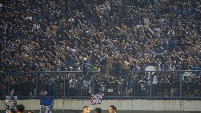 Suporter Persib Bandung memberi dukungan saat pertandingan Persib Bandung melawan Bali United FC pada Group C Piala Presiden 2022 di Stadion Gelora Bandung Lautan Api, Bandung, Jawa Barat, Minggu (12/6/2022). Persib bermain imbang 1-1 lawan Bali United FC.