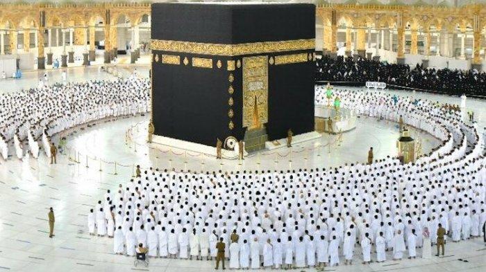 Pemerintah Arab Saudi mengumumkan jika mulai Ahad, 11 Rabiul Awal 1443 H atau hari Minggu (17/10/2021) kapasitas salat di Masjid al Haram dan Masjid Nabawi dipulihkan 100 persen.