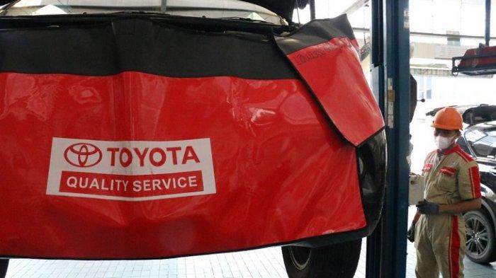 Teknisi Kalla Toyota sedang melakukan servis kendaraan pelanggan