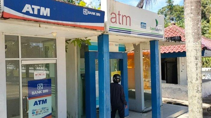 Tiga mesin ATM tak berfungsi di kantor bupati Mamuju, Jl Soekarno Hatta, Kelurahan Karema, Kecamatan Mamuju, mesin Atm itu ialah milik bank BRI, Sulselbar dan BNI, Kamis (11/10/2022).