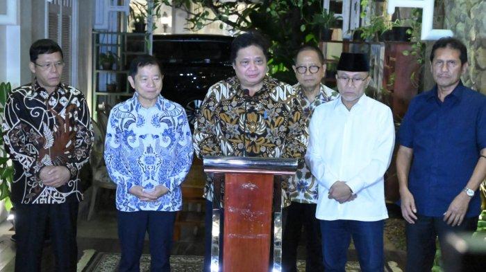 Tiga partai politik sepakat untuk bersatu memerangi politik identitas di Pemilu 2024. Kesepakatan itu terjadi saat tiga pimpinan parpol, Ketua Umum Partai Golkar Airlangga Hartarto, Ketum Partai Persatuan Pembangunan (PPP) Suharso Monoarfa, dan Ketum Partai Amanat Nasional (PAN) Zulkifli Hasan menggelar pertemuan di Jakarta, Kamis (12/5) petang.