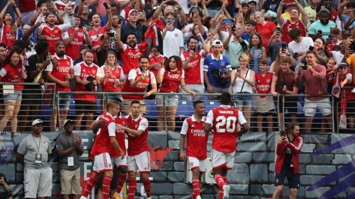 Tim Arsenal merayakan gol saat melawan Everton pada pertandingan persahabatan pramusim di Stadion M&T Bank pada 16 Juli 2022 di Baltimore, Maryland. Kini, Arsenal tengah menghadapi Orlando City. Laga Orlando City vs Arsenal berlangsung pada Kamis 21 Juli 2022.