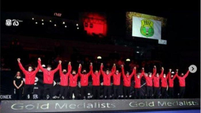 Tim Thomas Cup Indonesia saat penyerahan Piala Thomas 2020. Indonesia mengalahkan China dengan skor 3-0 dalam final Thomas Cup 2020. Namun, selebrasi kemenangan tanpa kibaran bendera Merah Putih yang digantikan bendera logo PBSI karena Indonesia mendapatkan sanksi dari WADA.
