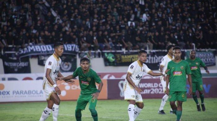 Todd Rivaldo Ferre (paling kanan) saat menghadapi situasi sepak pojok dalam laga PSS Sleman vs Dewa United pada fase grup Piala Presiden 2022 yang digelar di Stadion Manahan, Solo, pada Senin (27/6/2022) sore WIB. Super Elang Jawa menapaki babak perempat final dengan status runner up Grup A.