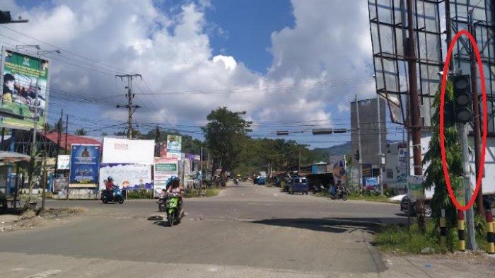 Traffic light tidak berfungsi di Simpang Empat Jl Poros Simboro, Kecamatan Simboro, Kabupaten Mamuju, Sulawesi Barat.