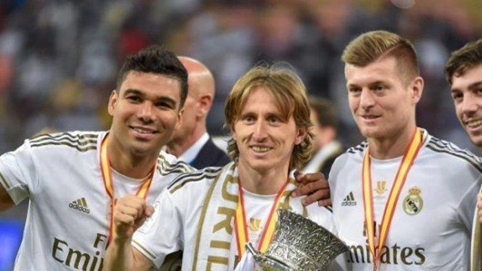 Trio gelandang paten milik Real Madrid yakni Casemiro, Luka Modric, dan Toni Kroos merayakan gelar juara Piala Super Spanyol 2020 usai mengalahkan Atletico Madrid di Stadion King Abdullah Sports City, Arab Saudi, pada 12 Januari 2020