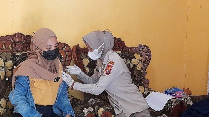 Vaksinasi di Lingkungan Padang Baka, Kelurahan Rimuku, Mamuju; Sulawesi Barat (Sulbar), Selasa (26/10/2021).