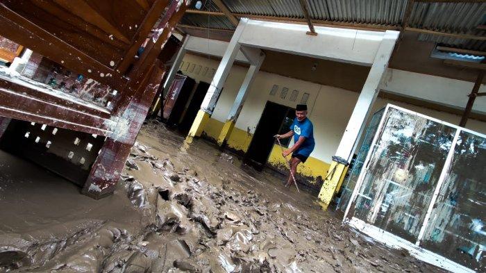 Korban banjir di Desa Lombang, Kecamatan Malunda, Kabupaten Majene, Provinsi Sulawesi Barat mulai kembali kerumahnya untuk membersihkan dan mengamankan barang-barangnya yang masih tersisa, Sabtu (28/5/2022) siang. Abe/Tribun-Sulbar.com