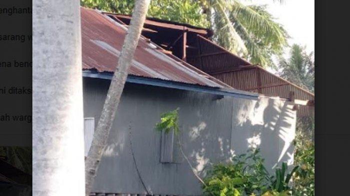 Atap rumah warga beterbangan setelah diterjang angin kencang di Polman, Jumat (25/3/2022).