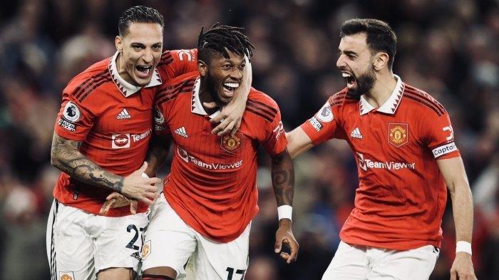Pemain Manchester United, Fred, Antony, dan Bruno Fernandes merayakan gol ke gawang Tottenham Hotspur dalam lanjutan Liga Inggris di Old Trafford, Kamis (20/10/2022). Manchester United menang 2-0. (twitter.com/antony00/status/)