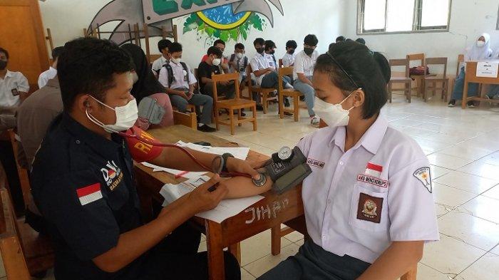 Vaksinasi untuk pelajar di SMAN 2 Mamuju.
