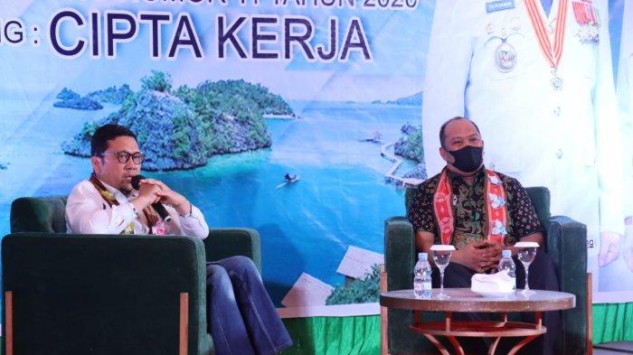 KOMISI DPR RI - Ketua Komisi II DPR RI DR H Ahmad Doli Kurnia Tandjung (kiri) dan Bupati Konawe Utara Ruksamin (kanan) pada sosialisasi Undang Undang Nomor 11 Tahun 2020 Tentang Cipta Kerja di Swissbell Hotel Kendari, Sulawesi Tenggara, Sabtu (12/6/2021) lalu.