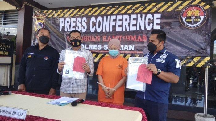 KBO Reskrim Polres Sleman Ipda Muh Safiudin bersama Kanit IV Sat Reskrim Polres Sleman Iptu Apffryadi dan didampingi Kasihumas Polres Sleman Iptu Edy Widaryanta, menunjukkan pelaku berikut barang bukti di Mapolres Sleman.