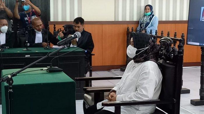 Bupati Kolaka Timur (Koltim) nonaktif Andi Merya Nur menjalani sidang pembacaan dakwaan di Pengadilan Negeri atau PN Kendari, Jl Mayjen Sutoyo, Kelurahan Tipulu, Kecamatan Kendari Barat, Kota Kendari, Provinsi Sultra, pada Selasa (25/1/2022) pagi. (Foto: Fadli Aksar)