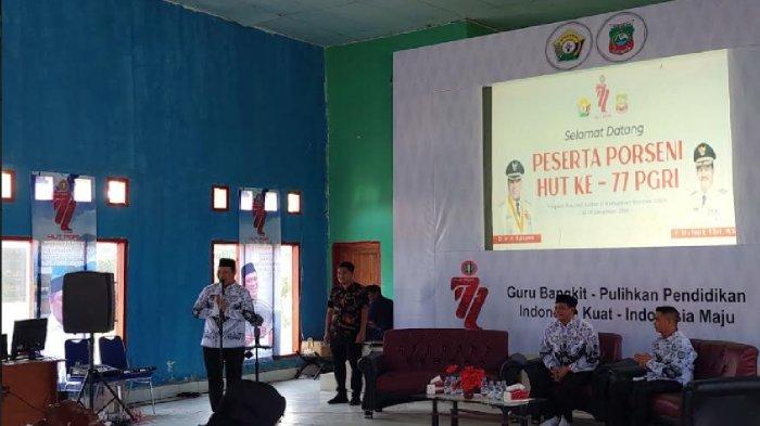 Bupati Konawe Utara Ruksamin memberikan sambutan pada Hut ke-77 PGRI dan HGN Tahun 2022 di Konut, Sulawesi Tenggara.