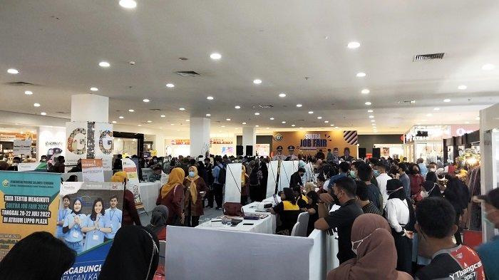 Sultra Job Fair 2022 atau Bursa Kerja resmi dibuka bertempat di Atrium Lippo Plaza Kendari, Kota Kendari, pada Rabu (20/7/2022). Bursa Kerja tersebut diikuti oleh ratusan masyarakat yang sedang mencari pekerjaan sesuai dengan kualifikasinya.