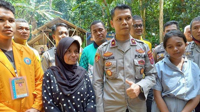 Kepala Kepolisian Sektor atau Kapolsek Mandonga, Kompol Muhammad Salman foto bersama dengan Wa Ambe dan anaknya Fatmawati, di Kelurahan Lalodati, Kecamatan Puuwatu, Kota Kendari, Provinsi Sulawesi Tenggara (Sultra), pada Sabtu (25/6/2022).