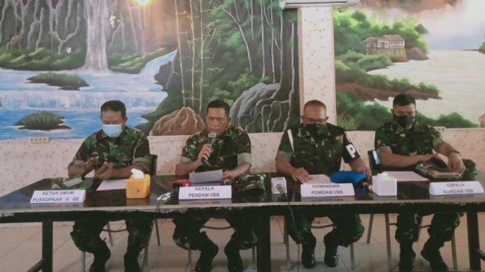 Kapendam I Bukit Barisan Kolonel Donald Silitonga dan jajarannya melakukan konferensi pers di Pujasera Puskopar, Jalan Kapten Muslim, Kamis (6/1/2022). Donald mengomentari peristiwa bentrok personel TNI dan warga di Dusun Saor Matio, Desa Seituan, Kecamatan Pantai Labu, Kabupaten Deli Serdang, Provinsi Sumatera Utara (Sumut).