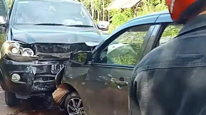 Berikut kronologi mobil Kanwil Kemenag Sultra alami kecelakaan di Kabupaten Kolaka, Sulawesi Tenggara (Sultra), pada Minggu (1/5/2022). Kecelakaan lalu lintas atau Lakalantas terjadi antara Mobil Toyota Fortuner warna hitam dengan plat nomor DT 1747 NE dengan mobil Toyota Calya warna abu abu berplat DT 1013 JB tersebut terjadi di Jalan Poros Pomalaa - Watubangga, Desa Sopura, Kecamatan Pomalaa, Kabupaten Kolaka, Provinsi Sultra, sekitar pukul 16.00 wita petang.